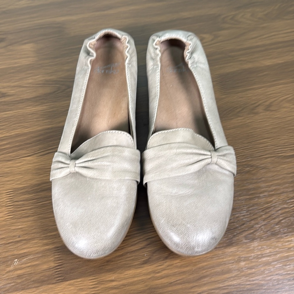 Dansko Karen bow leather taupe loafers flats Sz 40 EUC